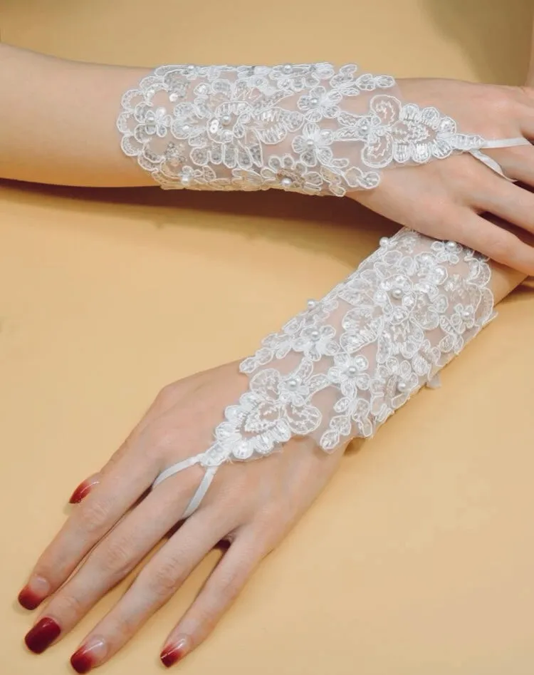 SHORT LACE GLOVES