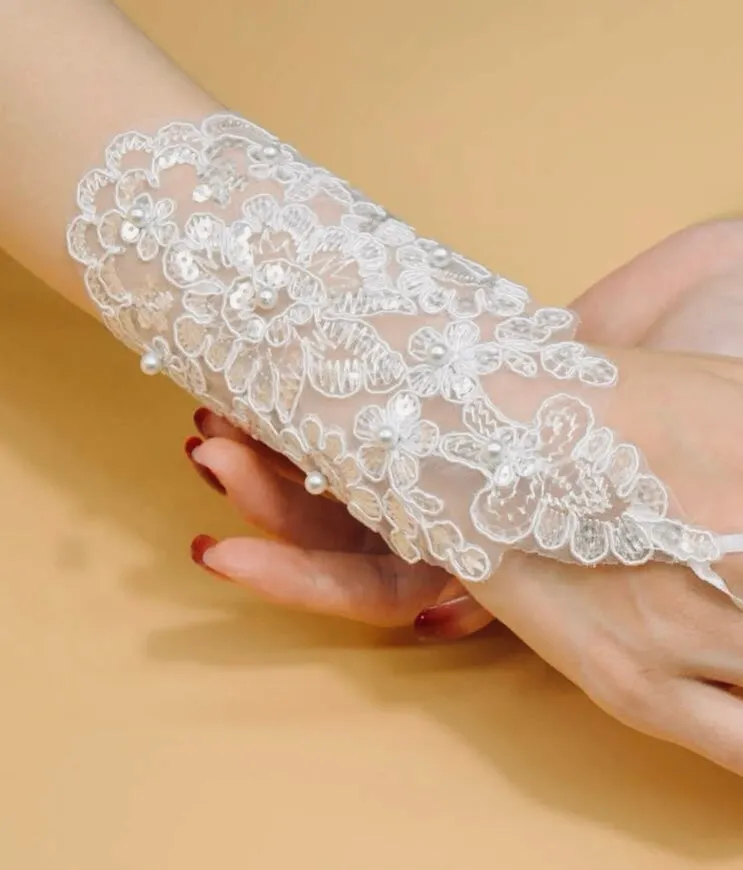 SHORT LACE GLOVES